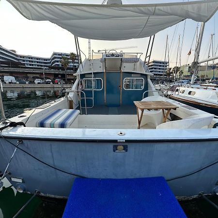 Отель !!Boat With Ac In Port Forum 2 Bikes Included!! Сан-Адриан-де-Бесос Экстерьер фото