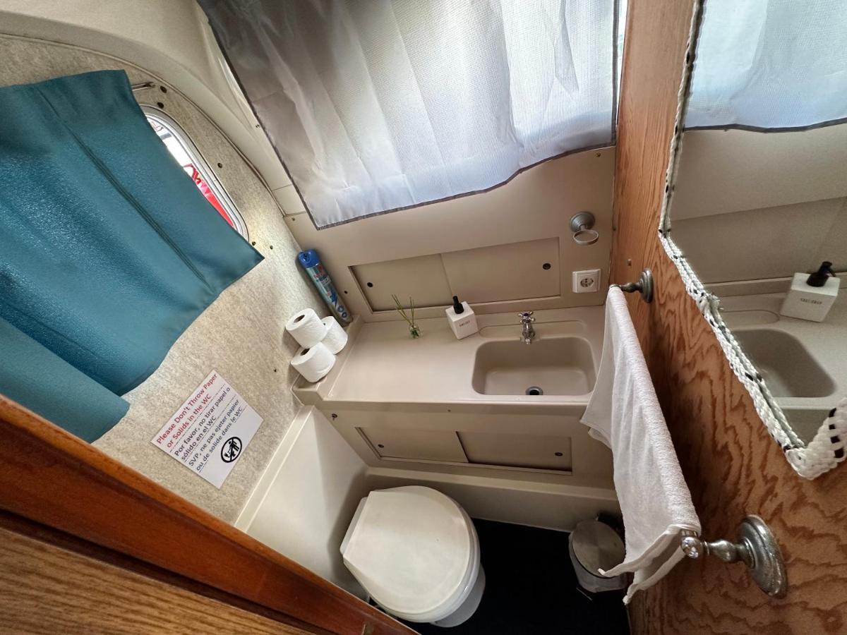 Отель !!Boat With Ac In Port Forum 2 Bikes Included!! Сан-Адриан-де-Бесос Экстерьер фото