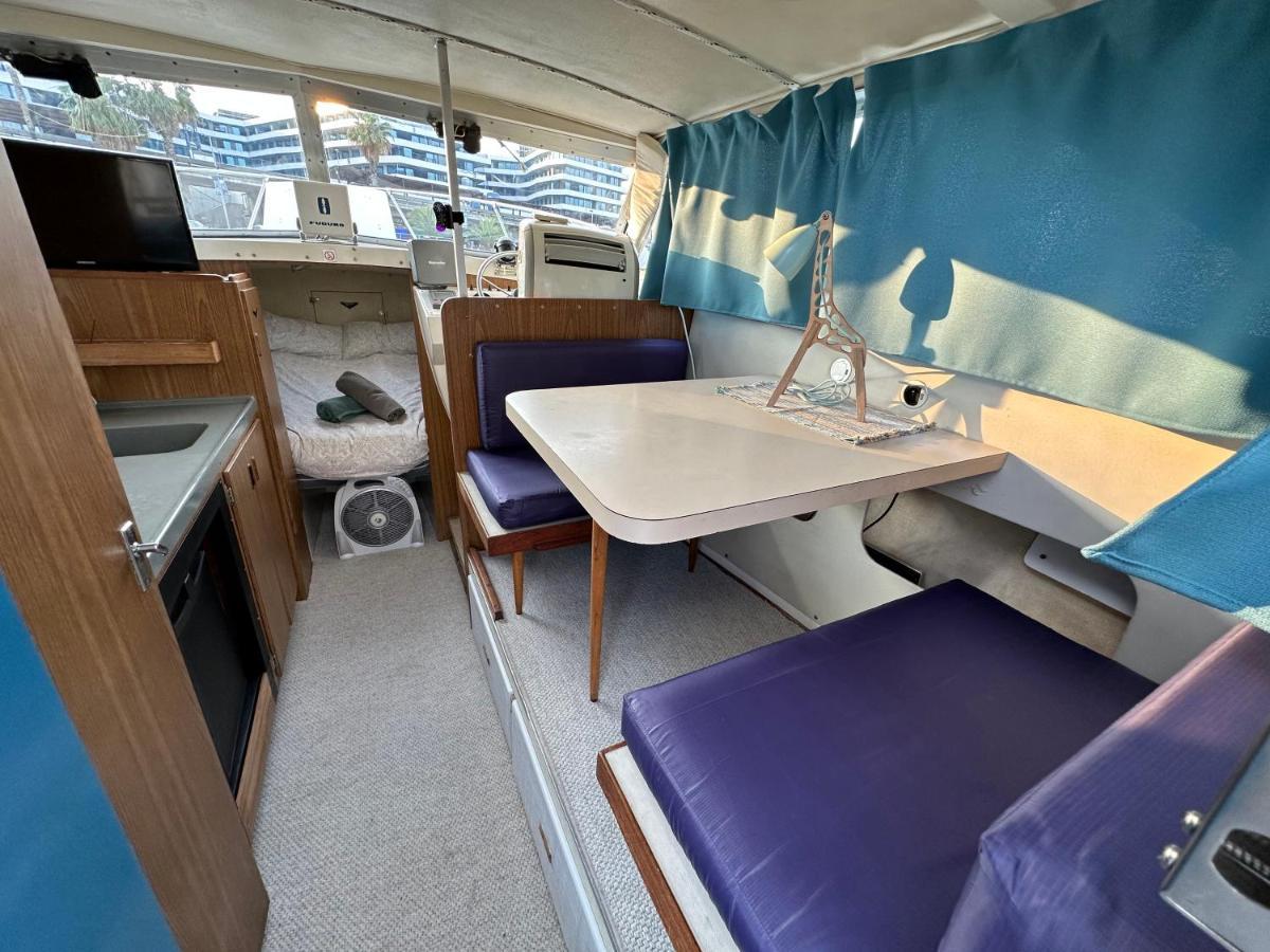 Отель !!Boat With Ac In Port Forum 2 Bikes Included!! Сан-Адриан-де-Бесос Экстерьер фото