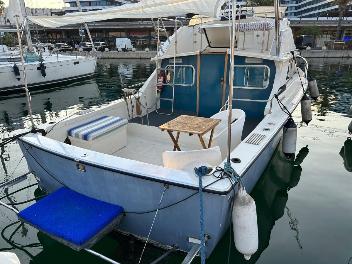 Отель !!Boat With Ac In Port Forum 2 Bikes Included!! Сан-Адриан-де-Бесос Экстерьер фото