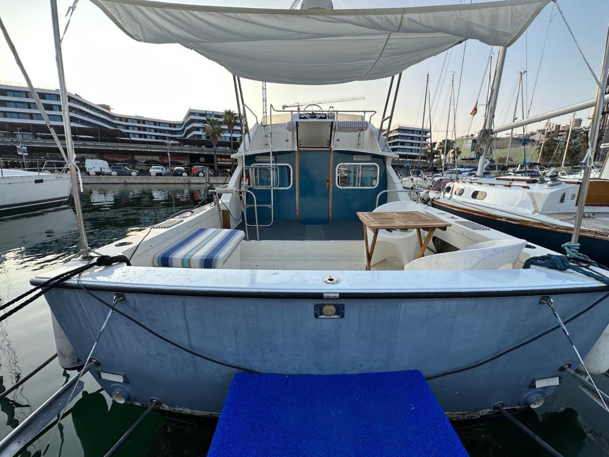Отель !!Boat With Ac In Port Forum 2 Bikes Included!! Сан-Адриан-де-Бесос Экстерьер фото